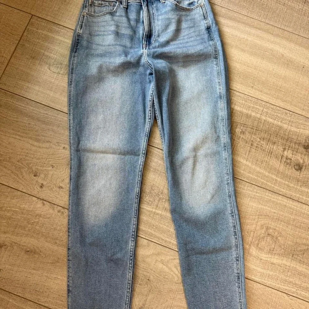 Hollister ultra high-rise mom jeans - Size‎ W26 L27 (3R)